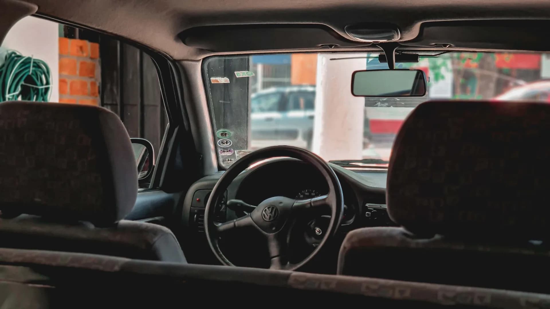 Interior de um carro clássico limpo, visto pela porta aberta