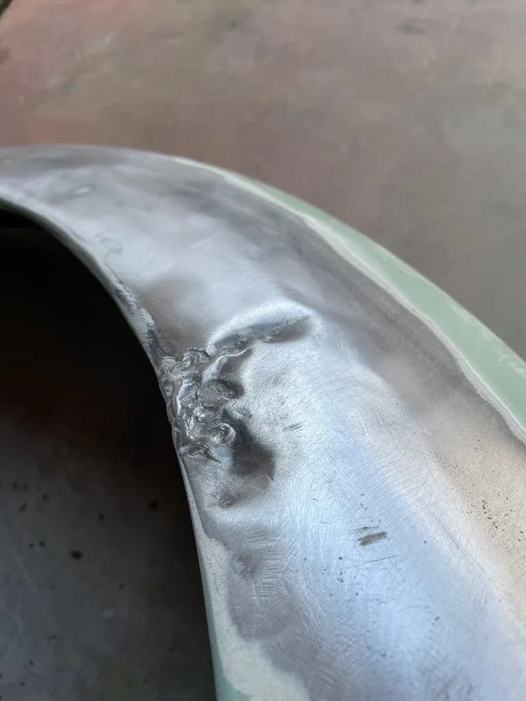 Para-lama com amassado antes do reparo